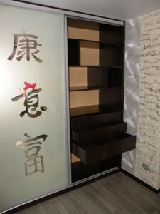Шкаф-купе матированный рисунок на зеркале, г.Корсаков, ул.Краснофлотская